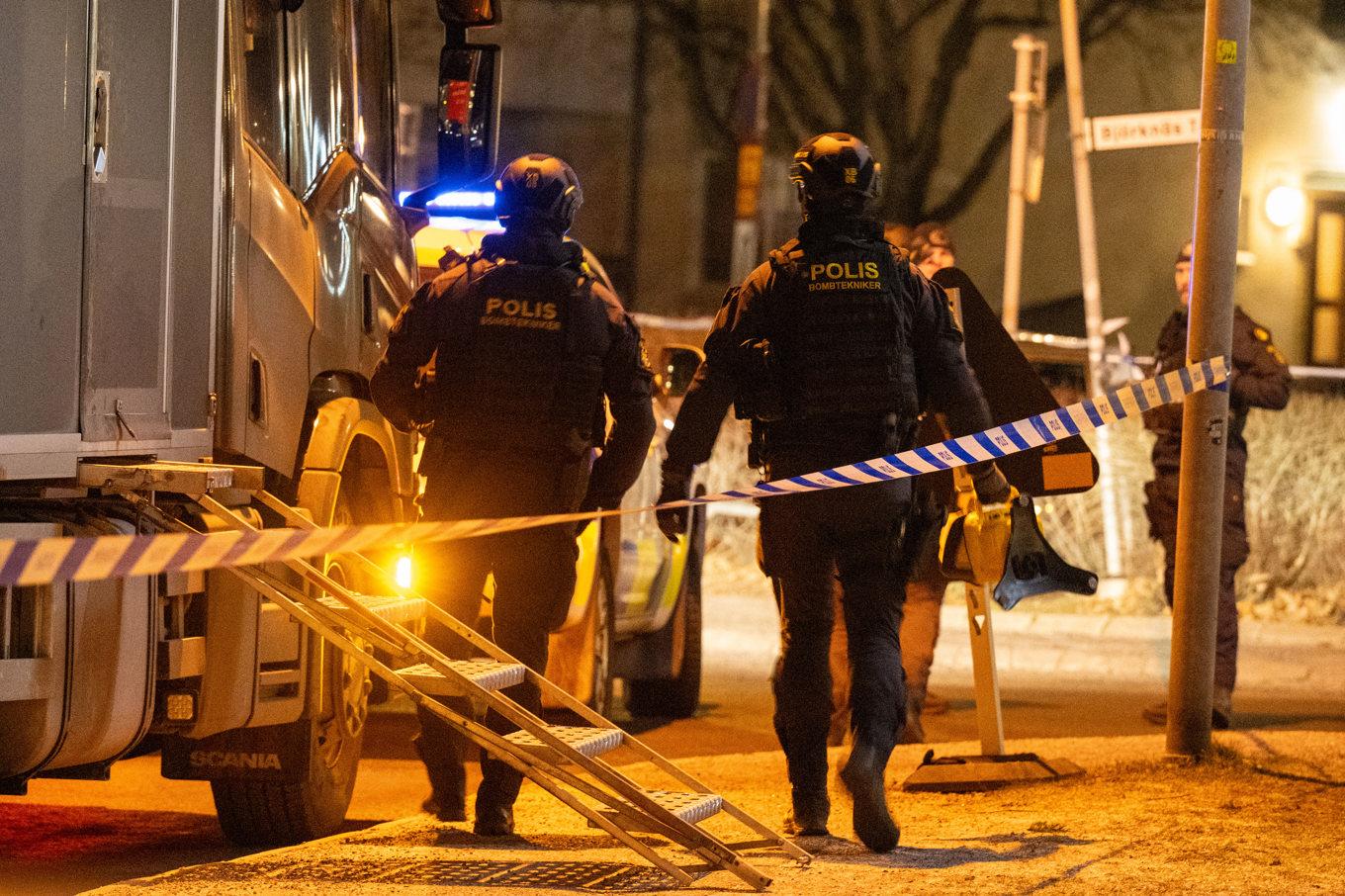 Polisens bombtekniker på plats efter larm om en explosion vid ett torg i Nacka i helgen. Foto: Roger Vikström/TT