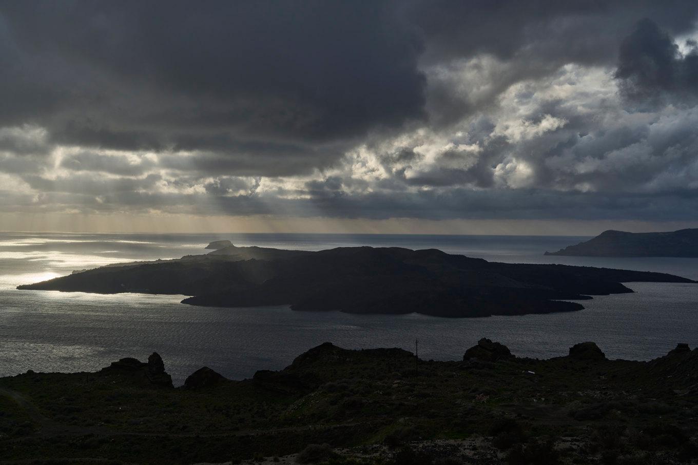 Trots att skalven orsakat minimal skada har de lett till att tusentals invånare och säsongsarbetare har lämnat. Foto: Petros Giannakouris/AP/TT