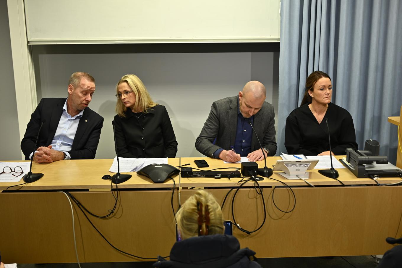 Lars Wirén polisområdeschef i Örebro vid pressträffen hos polisen med representanter från Polismyndigheten, Åklagarmyndigheten och Örebro kommun – från vänster Elisabeth Anderson, statsåklagare, Kristoffer Zickbauer och Anna Bergqvist, utredningsledare. Foto: Anders Wiklund/TT