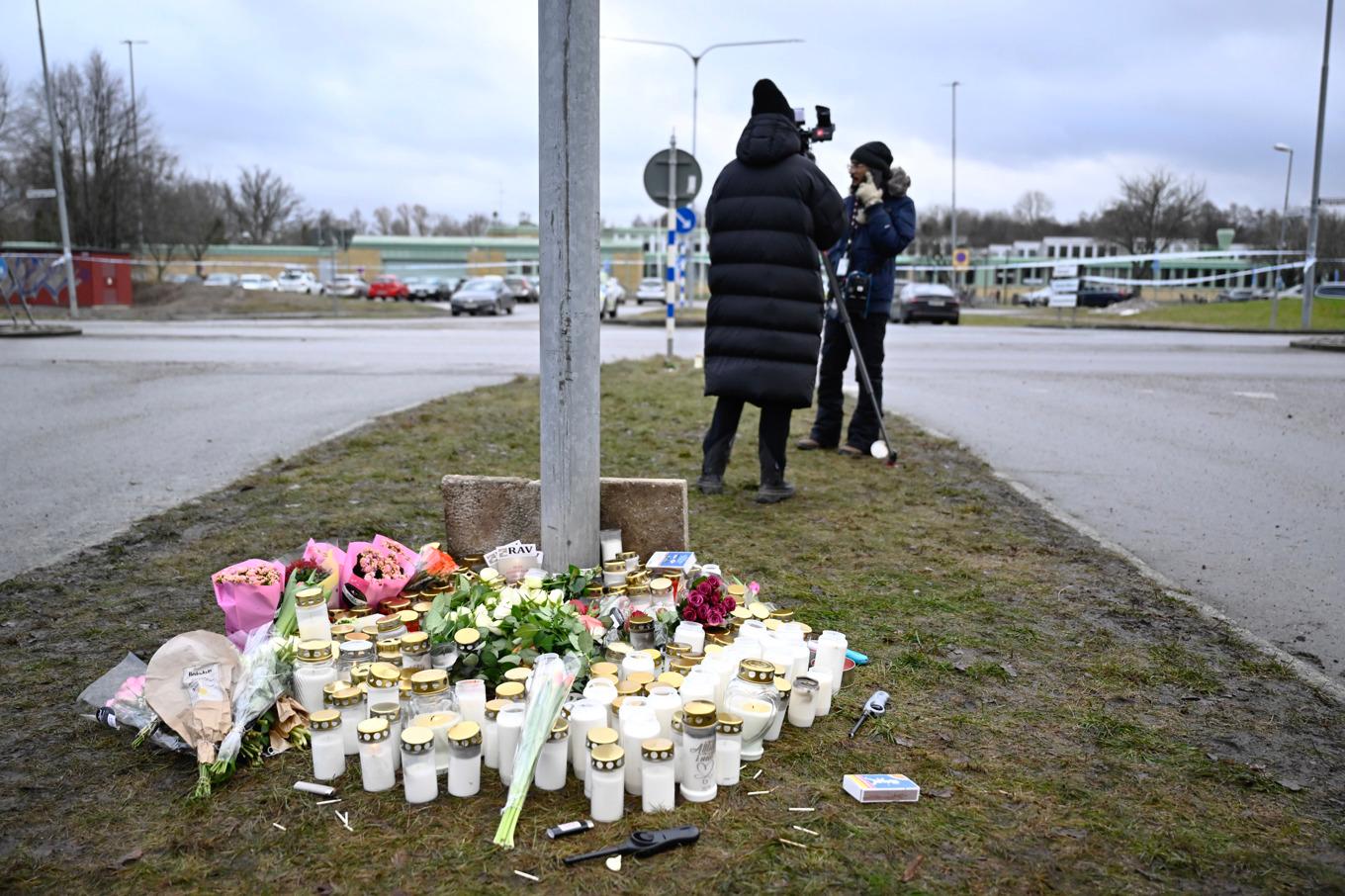 Blommor och ljus dagen efter skolskjutningen på Risbergska skolan i Örebro där minst elva personer miste sina liv. Foto: Christine Olsson/TT