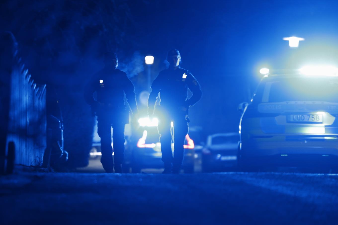 Polis på plats i Sätra efter skottlossningen. Foto: Stefan Jerrevång/TT