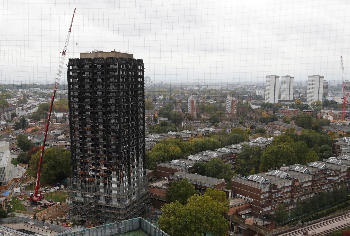 Branddrabbade Grenfell Tower i London ska nu rivas – mer än sju år efter att över 70 personer omkom. Bild från 2017. Foto: Frank Augstein/AP/TT