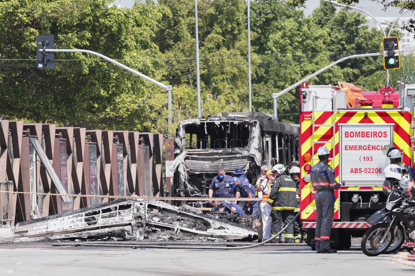 Brandmän i arbete vid olycksplatsen i São Paulo. Foto: Ettore Chiereguini/AP/TT