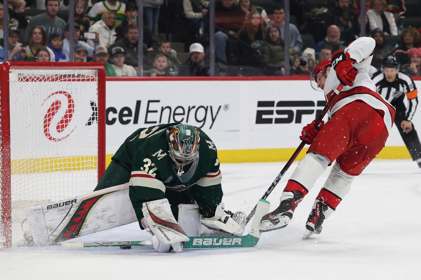 Tre Kronors Filip Gustavsson stoppade det mesta, bland annat en straff, mot när Minnesota vann mot Carolina. Foto: Stacy Bengs/AP/TT