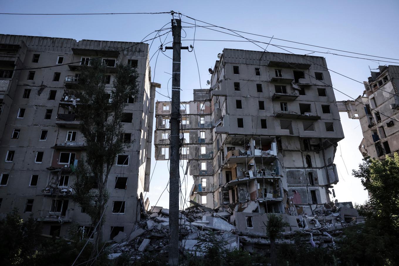 Lägenhetshus i Toretsk som skjutits sönder. Bilden togs i juni förra året. Foto: Oleg Petrasiuk/Ukrainas 24:e mekaniserade brigad via AP/TT