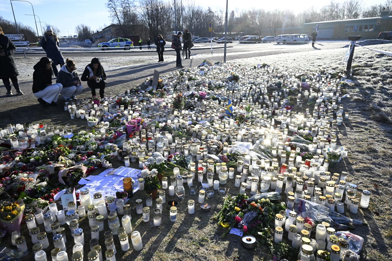 Minnesplats med blommor vid Risbergska skolan Örebro på fredagen. Foto: Fredrik Sandberg/TT