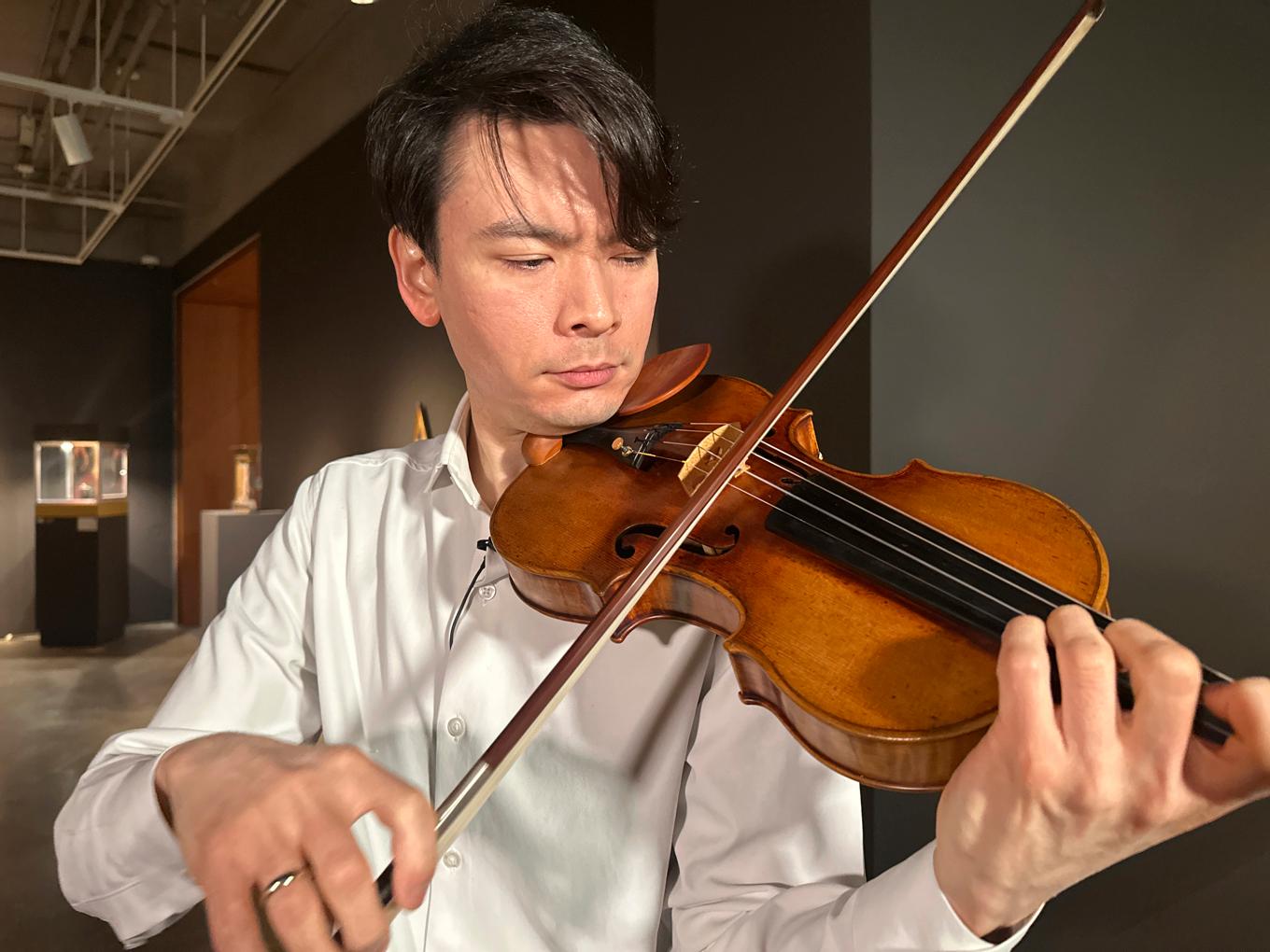 Violinisten Stefan Jackiw spelar på en Stradivarius som nu sålts på Sotheby's i New York. Foto: Ted Shaffrey AP/TT