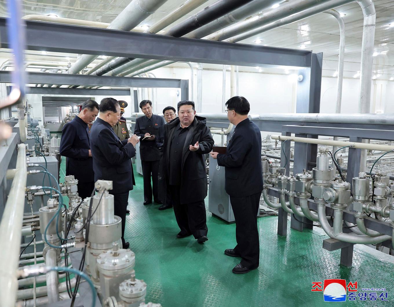 Nordkoreas ledare Kim Jong-Un inspekterar en anläggning för produktion av kärnmaterial. Bilden har tillhandahållits av Nordkoreas regering den 29 januari. Foto: KCNA via AP/TT