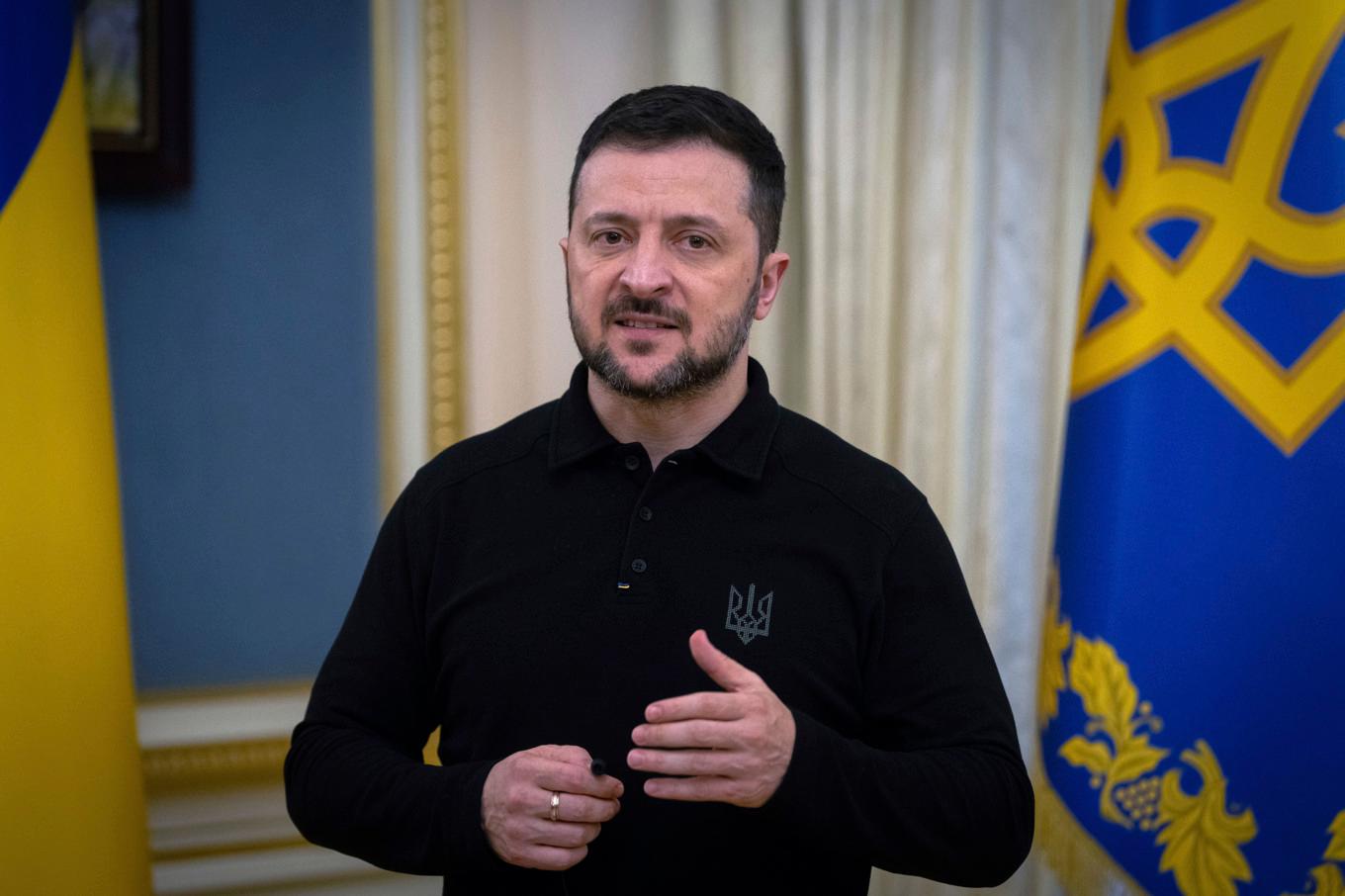 Ukrainas president Volodymyr Zelenskyj håller tal. Foto: Efrem Lukatsky/AP/TT