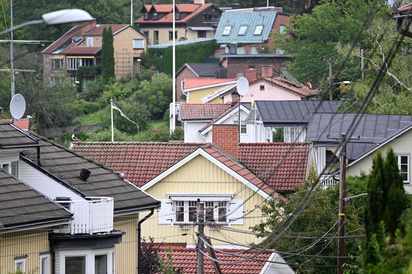 Drygt hälften av svenskarna tror på stigande bostadspriser på ett års sikt, enligt Länsförsäkringars boprisbarometer. Arkivbild. Foto: Fredrik Sandberg/TT