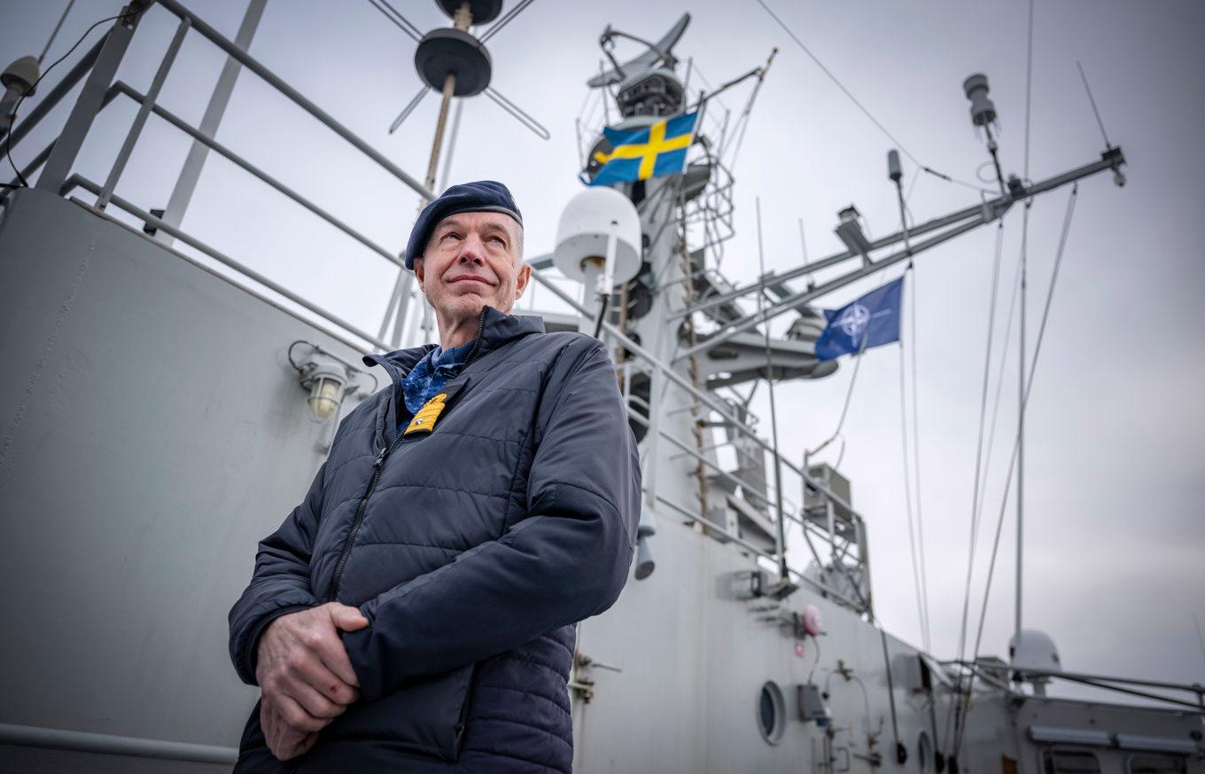 Arjen Warnaar, chef för SNMG1, framför den svenska flaggan och Nato-flaggan ombord på HMS Carlskrona. Foto: Johan Nilsson / TT