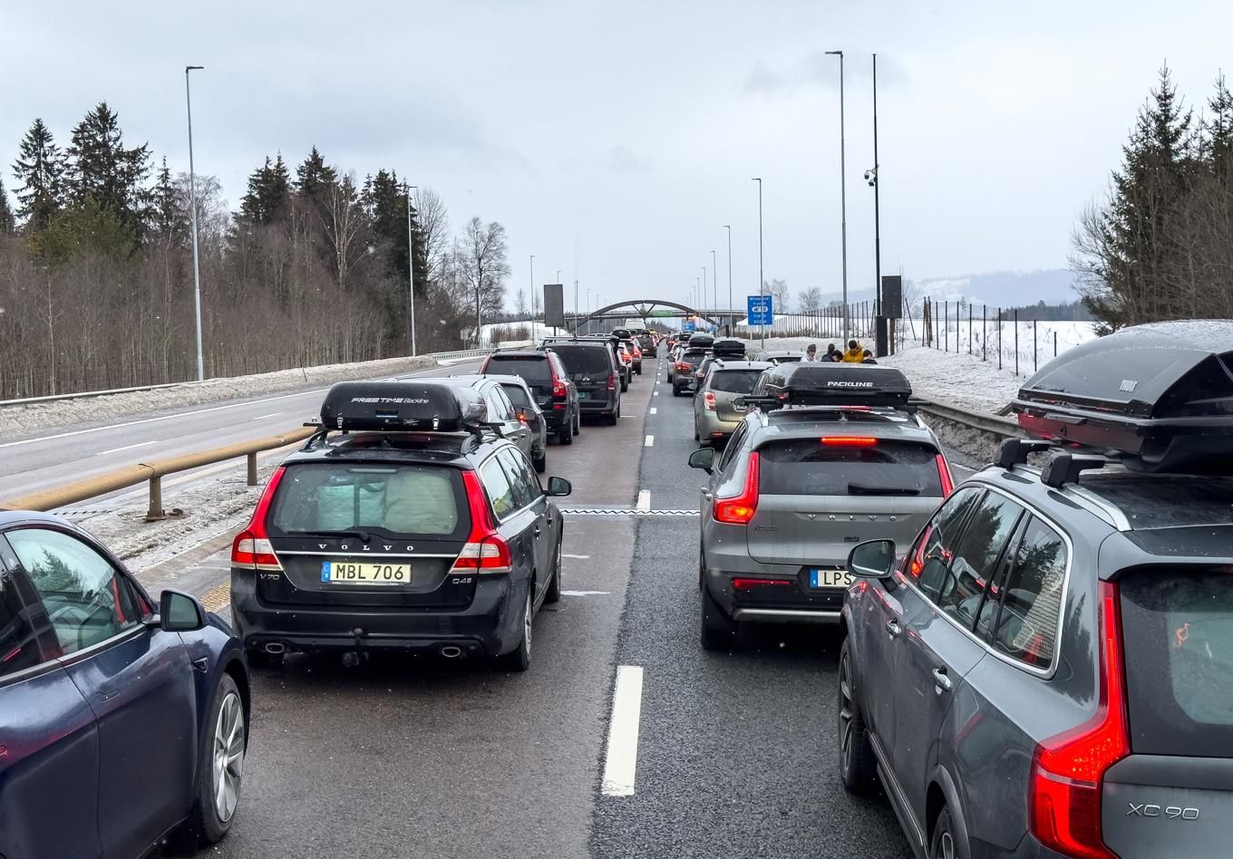 Stillastående köer på E6 norr om Oslo efter lördagens ras. Foto: Halvard Alvik/NTB/TT