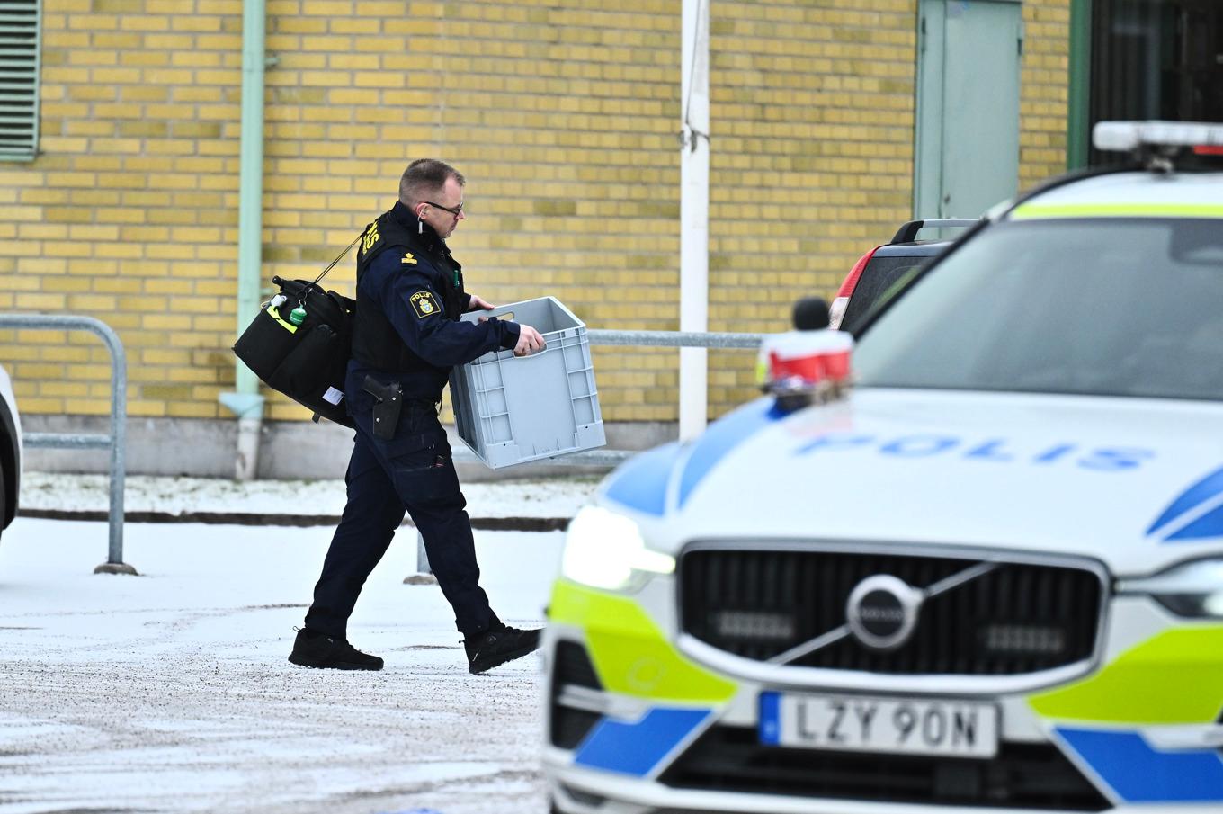 Poliser arbetar utanför Risbergska skolan i Örebro under lördagen, efter skolskjutningen i tisdags, där minst 11 personer miste sina liv. Foto: Claudio Bresciani/TT