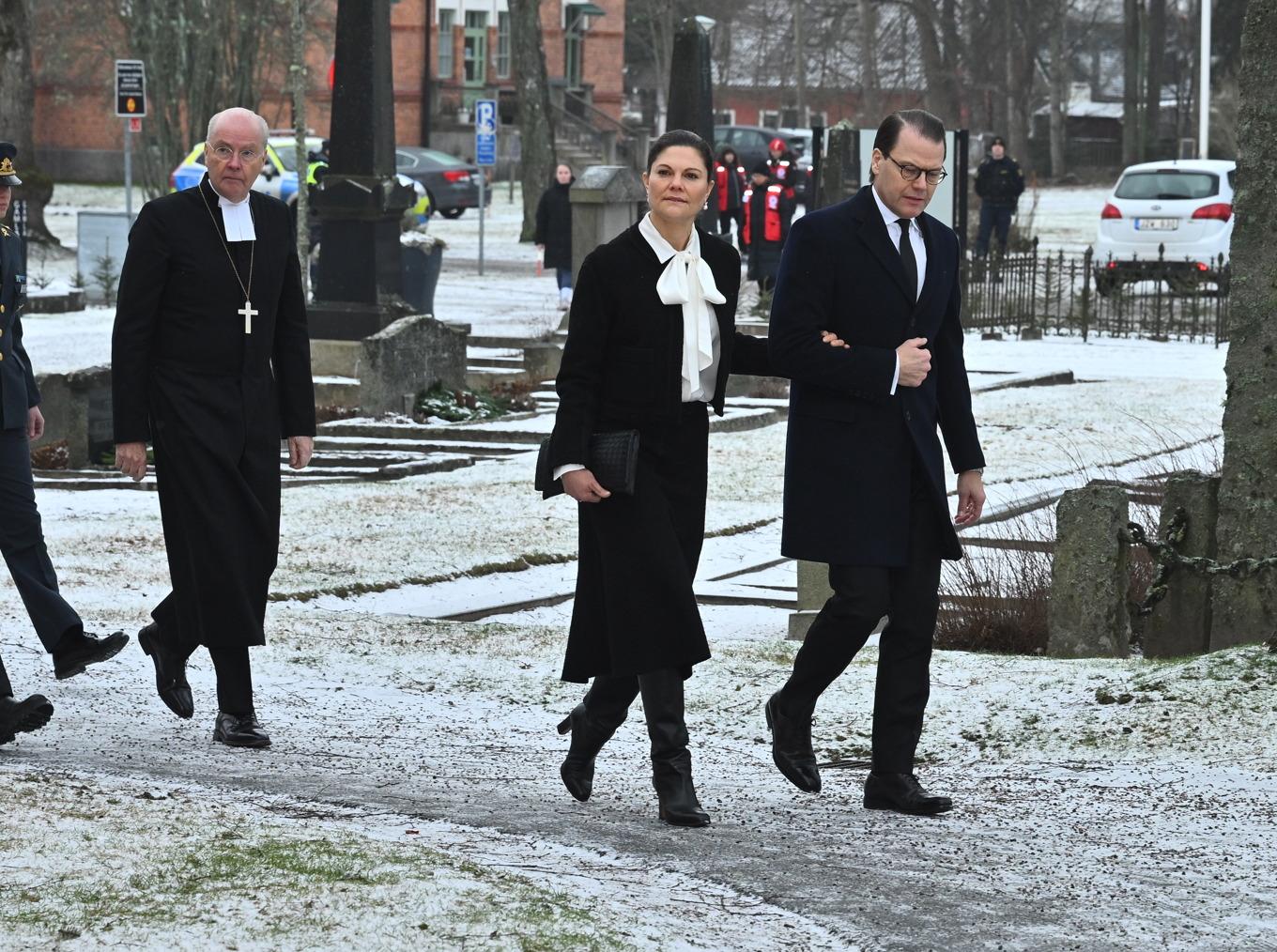 Kronprinsessan Viktoria och Prins Daniel anländer till Längbro kyrka. Foto: Claudio Bresciani/TT