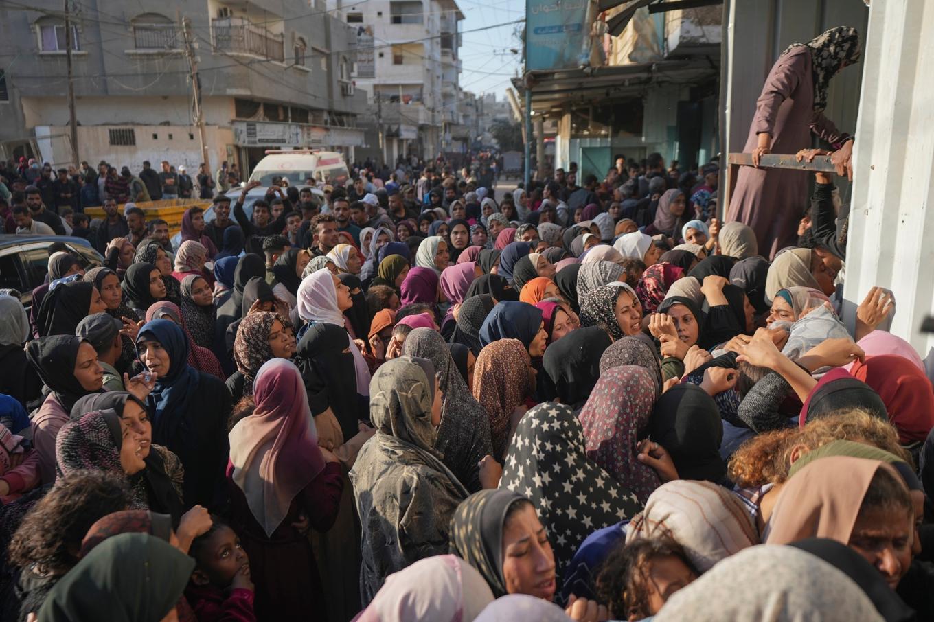 Boende i Deir al-Balah i Gaza köar framför ett bageri i november. Arkivbild. Foto: Abdel Kareem Hana/AP/TT