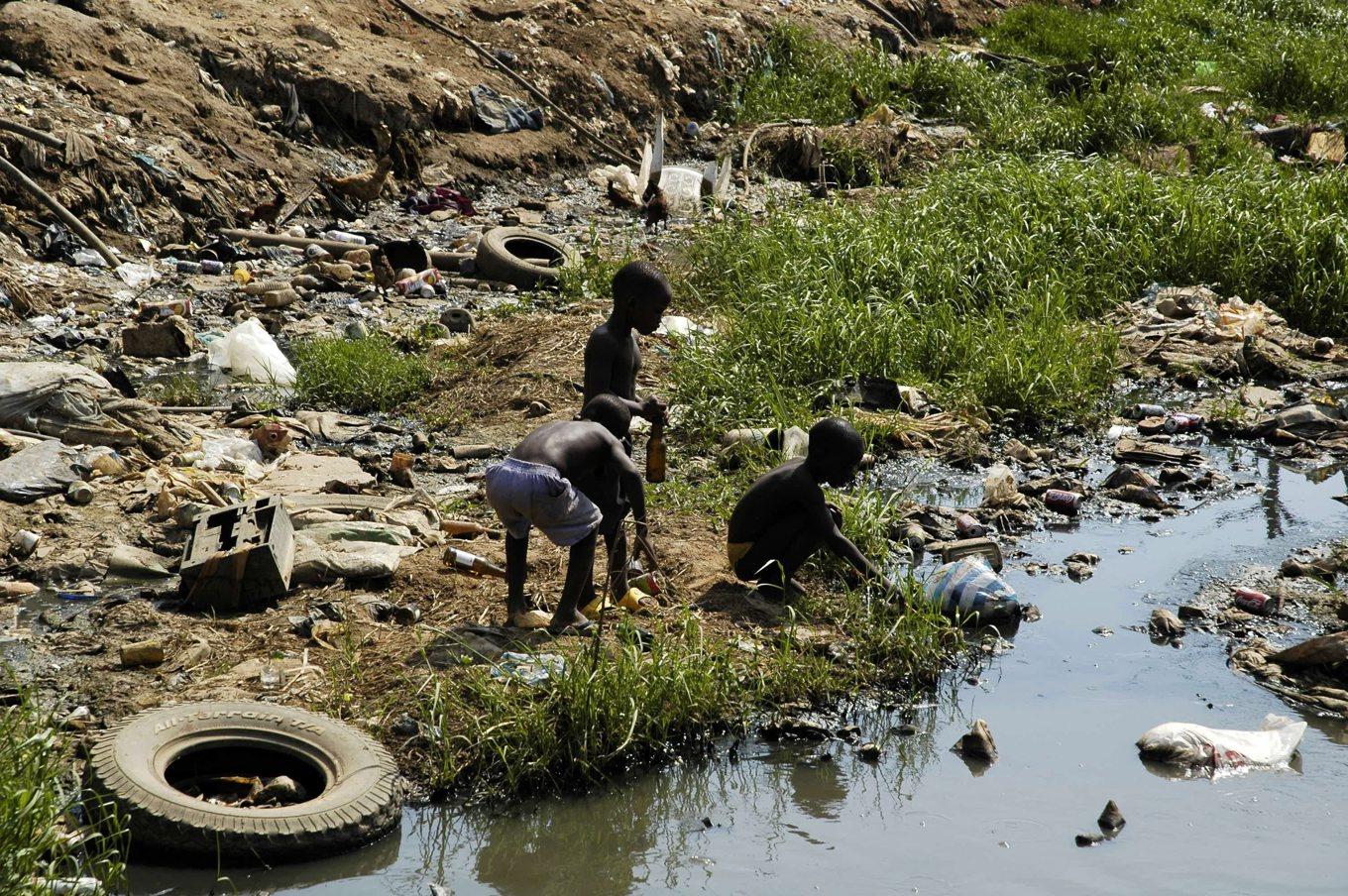 Barn hämtar vatten i Angolas huvudstad Luanda. Arkivbild. Foto: Paco Arevalo/MSF via AP/TT