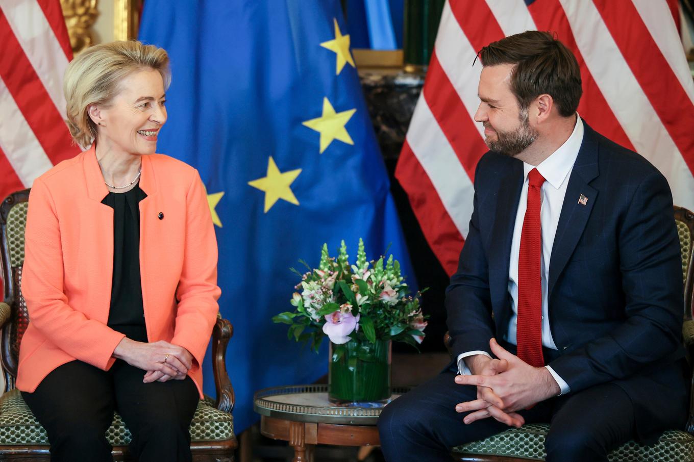 EU-kommissionens ordförande Ursula von der Leyen i samtal med USA:s vicepresident JD Vance i Paris på tisdagen. Foto: Thomas Padilla/AP/TT