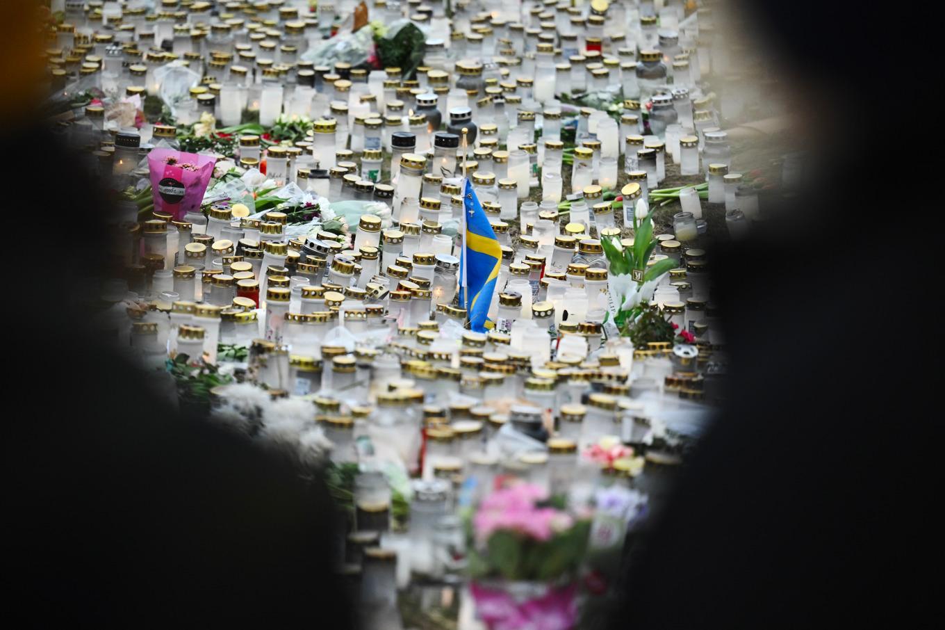 Blomsterhavet på minnesplatsen utanför Risbergska skolan i Örebro under lördagen. Foto: Claudio Bresciani/TT