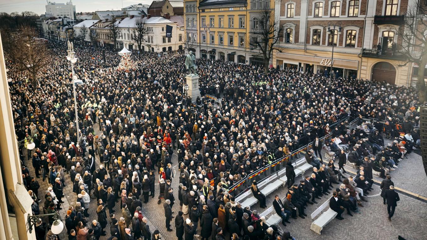 Offren för skolskjutningen på Risbergska skolan hedrades på Stortorget i Örebro. Foto: Pavel Koubek/TT