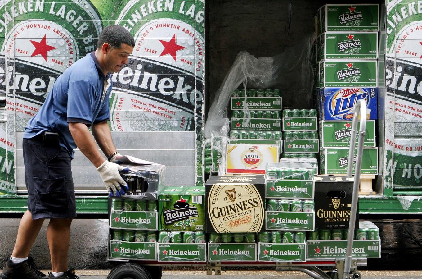 Leverans av Heineken till en butik i New York. Öljätten har precis släppt nya delårssiffror. Arkivbild. Foto: Mark Lennihan/AP/TT