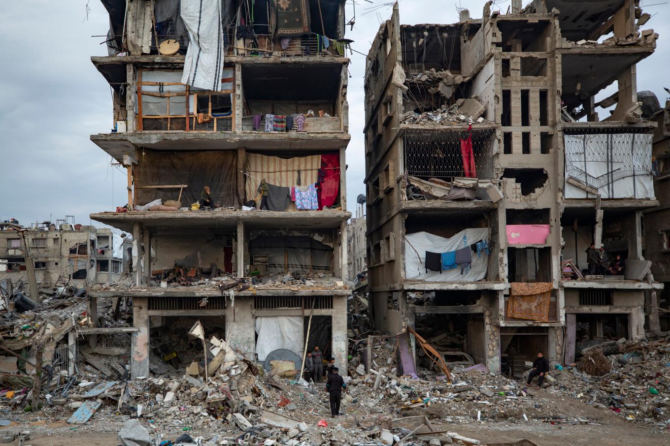 Palestinier på plats vid sina förstörda hem i staden Jabaliya i Gaza. Bilden är tagen 11 februari. Foto: Jehad Alshrafi/AP/TT