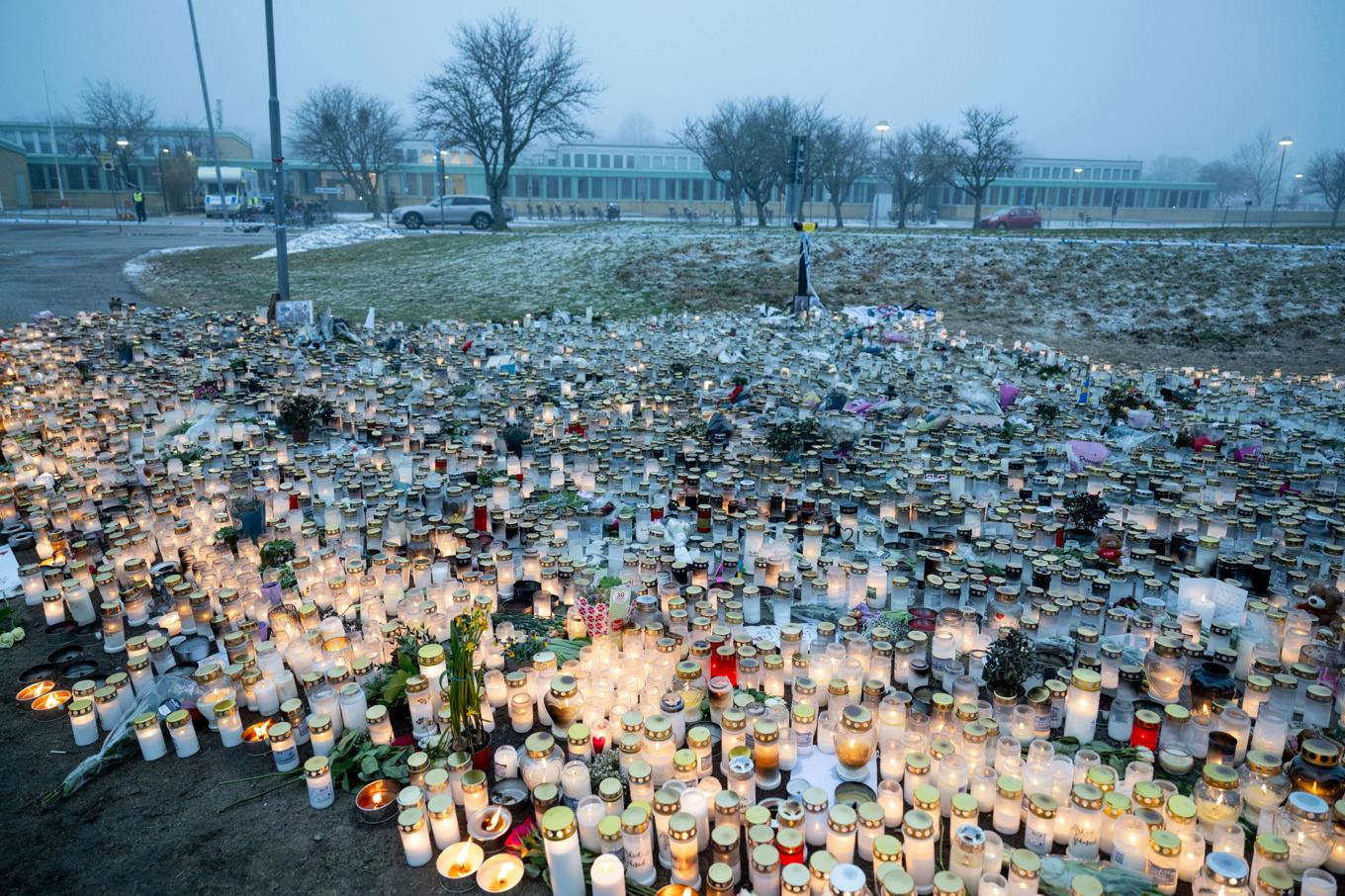 Blommor och ljus vid minnesplatsen utanför skolan efter skolskjutningen i Risbergska skolan där 11 personer miste sina liv. Foto: Christine Olsson/TT