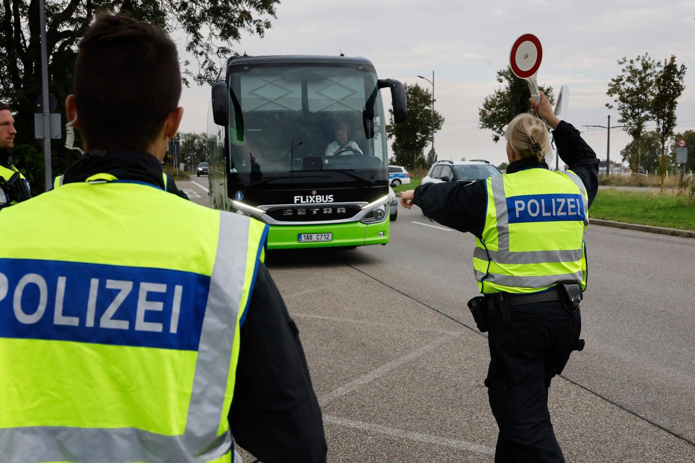 Tysk polis stannar en buss på gränsen mellan Tyskland och Frankrike. Arkivbild. Foto: Jean-Francois Badias/AP/TT