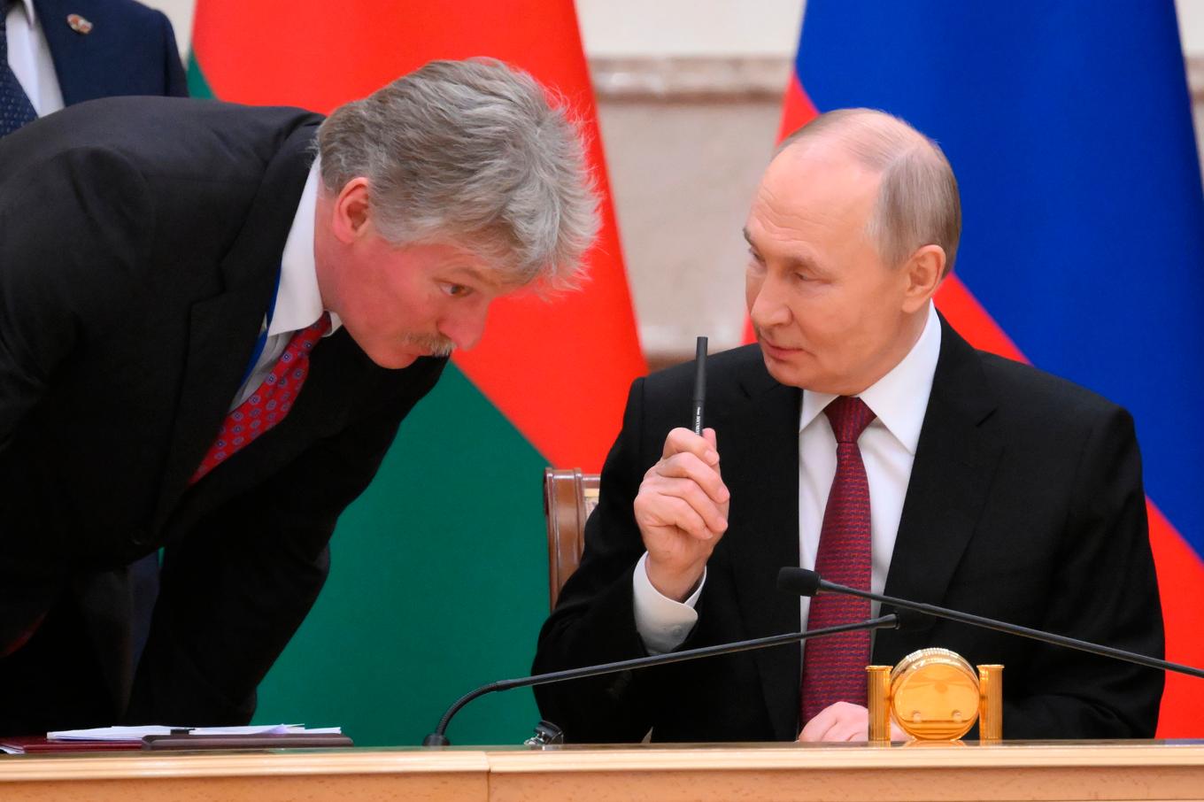 Vladimir Putin (till höger) med sin talesperson Dmitrij Peskov. Arkivbild. Foto: Grigory Sysoyev/Sputnik/Kreml/poolfoto via AP/TT