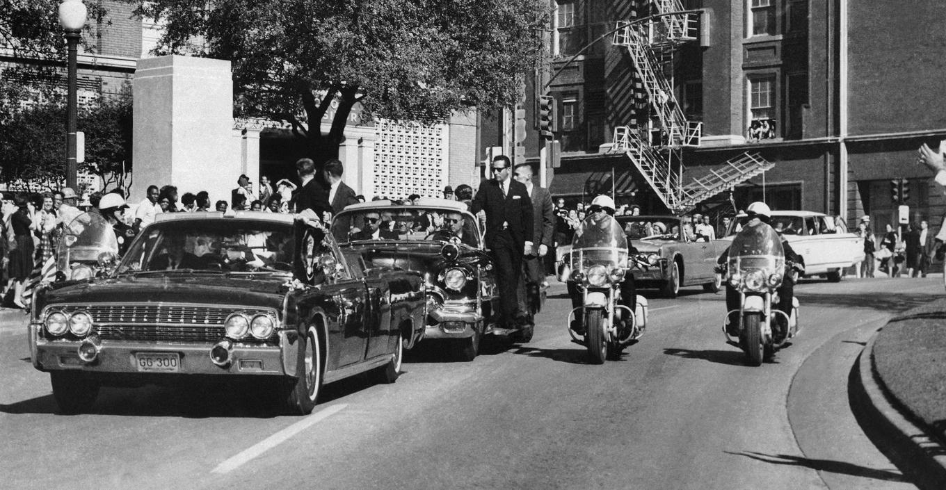 Den demokratiske presidenten John|F Kennedy (JFK) färdades i en öppen bil med sin hustru Jacqueline Kennedy när han sköts till döds. Mordet skedde i Dallas i Texas 1963. Arkivbild. Foto: James W. (Ike) Altgens/AP/TT