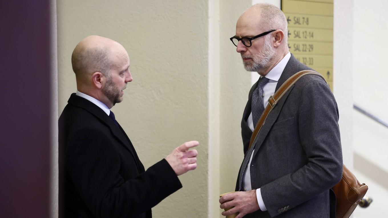 Åklagaren Henrik Olin diskuterar med försvararen Johan Åkermark inför häktningsförhandlingen. Foto: Stefan Jerrevång/TT