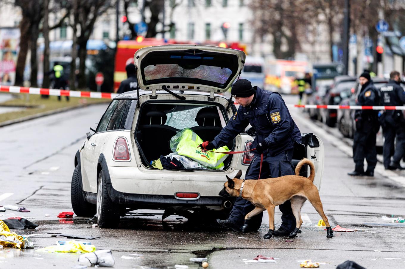 Polis och ambulanspersonal arbetar på den plats i München där en bil körts in i en demonstrerande folkmassa. Foto: Matthias Balk/AP/TT