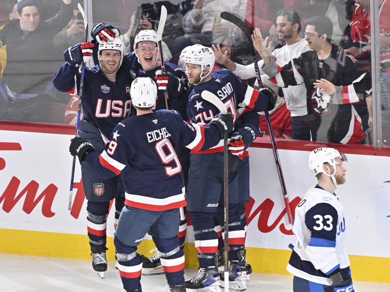 USA jublar efter Brady Tkachuks andra mål i matchen fram till 5–1. Finlands Nikolas Matinpalo (33) deppar. Foto: Jonas Ekströmer/TT