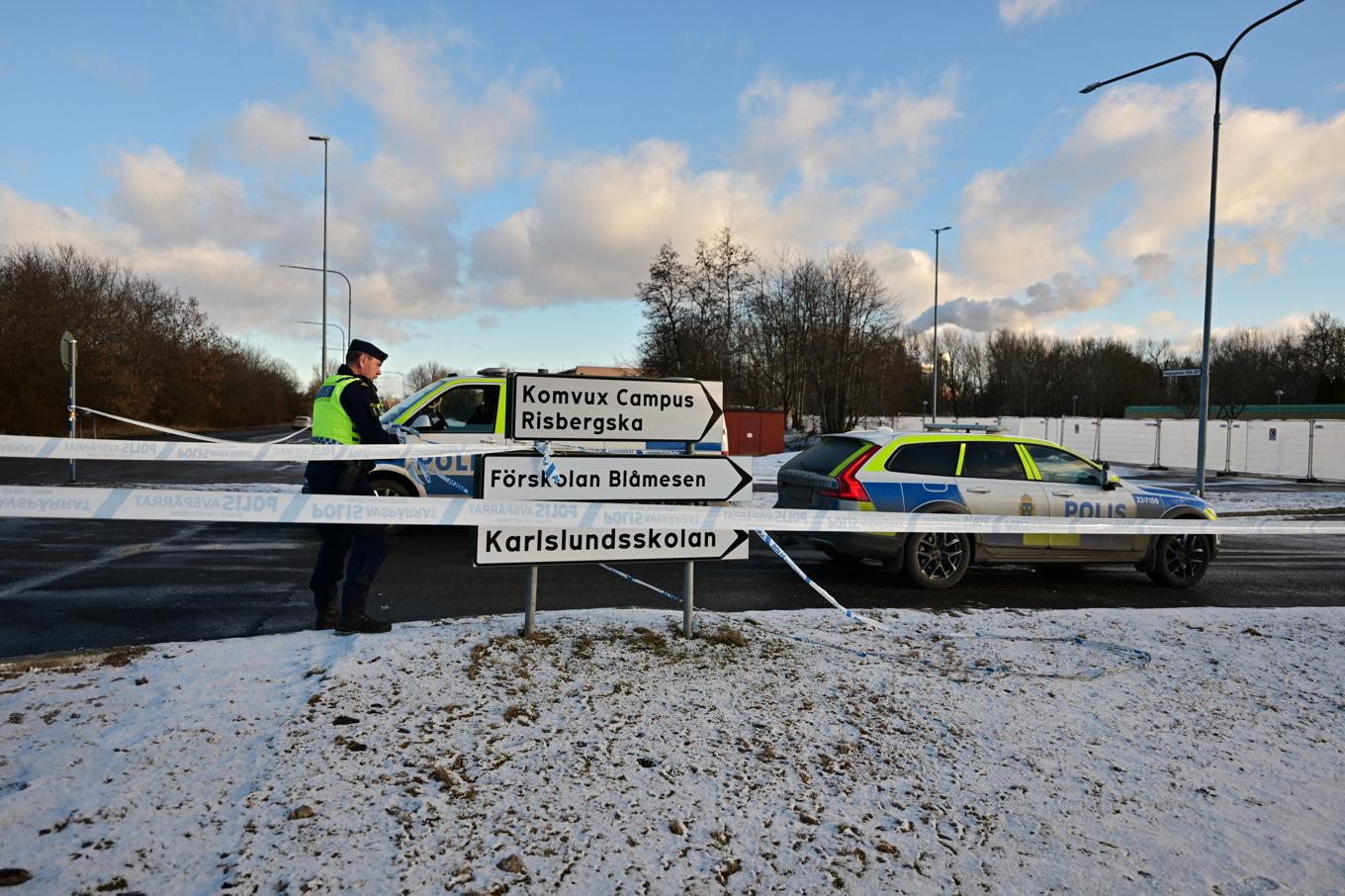 Polisen på plats utanför Campus Risbergska i Örebro. Foto: Björn Larsson Rosvall/TT