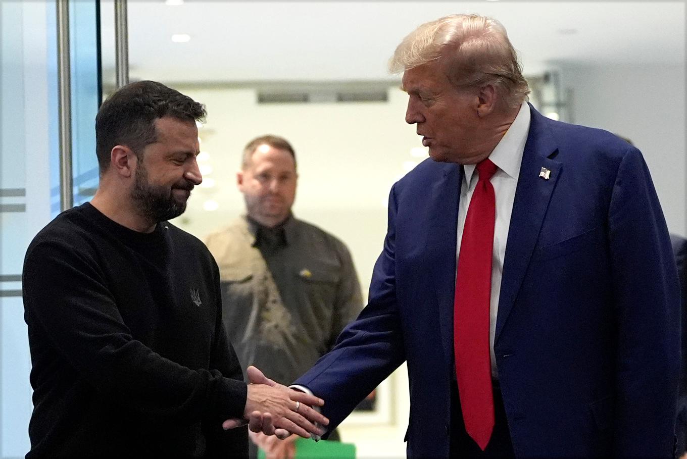 Ukrainas president Volodymyr Zelenskyj skakar hand med Donald Trump i Trump Tower i New York i september. Foto: Julia Demaree Nikhinson/AP/TT