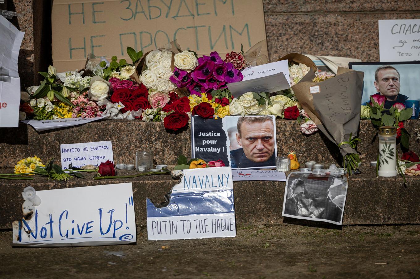 Bilder på Aleksej Navalnyj och blommor placerade i närheten av Rysslands ambassad i Frankrike, i Paris, i februari 2024. Foto: Aurelien Morissard/AP/TT