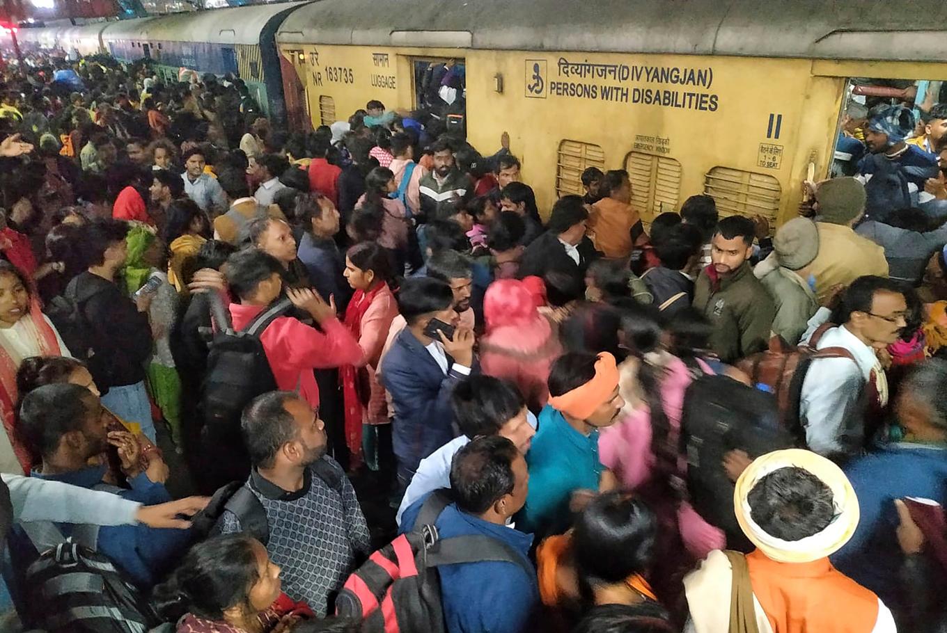 Kaos utbröt på järnvägsstationen i New Delhi på lördagen. Foto: AP/TT