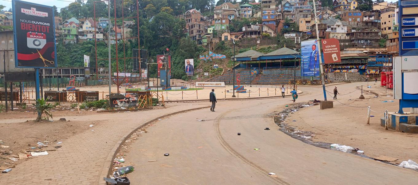 En tom gata i Bukavu, efter att morgonens kaos utbytts mot tystnad. Foto: Janvier Barhahiga/AP/TT