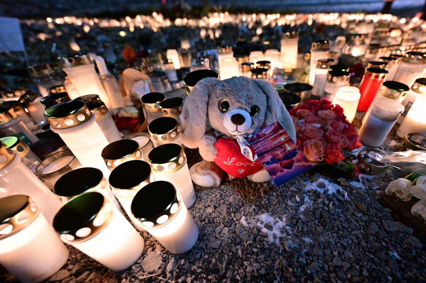 Ljus på minnesplatsen utanför Campus Risbergska i Örebro där tio personer mördades. Arkivbild. Foto: Björn Larsson Rosvall/TT