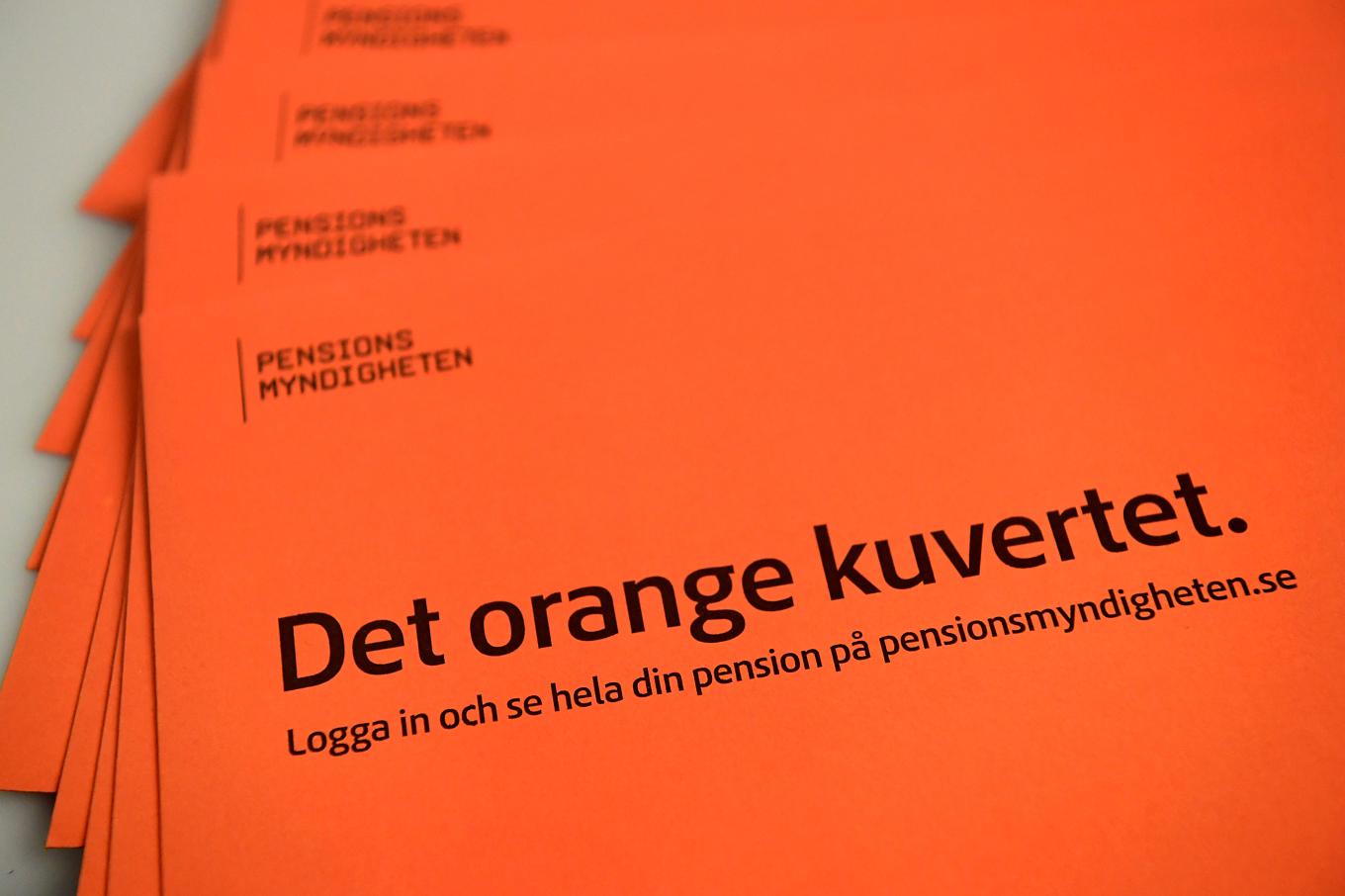 Det orange kuvertet från Pensionsmyndigheten innehåller årsbesked för den allmänna pensionen och skickas ut mellan januari och mars varje år. Foto: Janerik Henriksson/TT