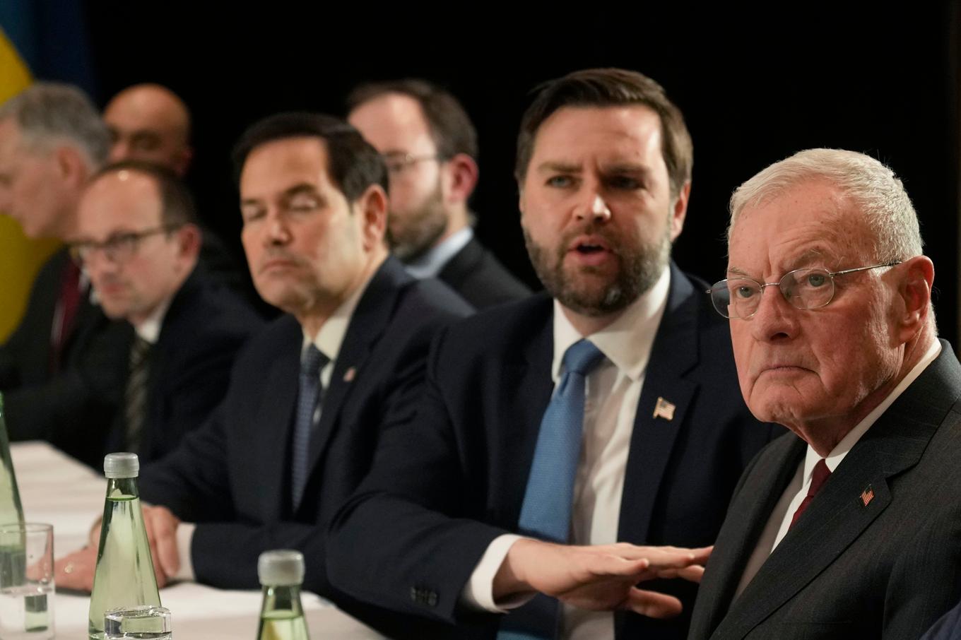 USA:s Ukrainasändebud Keith Kellogg, längst fram, bredvid vicepresident JD Vance i samband med säkerhetskonferensen i München på fredagen, då de mötte Ukrainas president Volodymyr Zelenskyj. Foto: Matthias Schrader/AP/TT