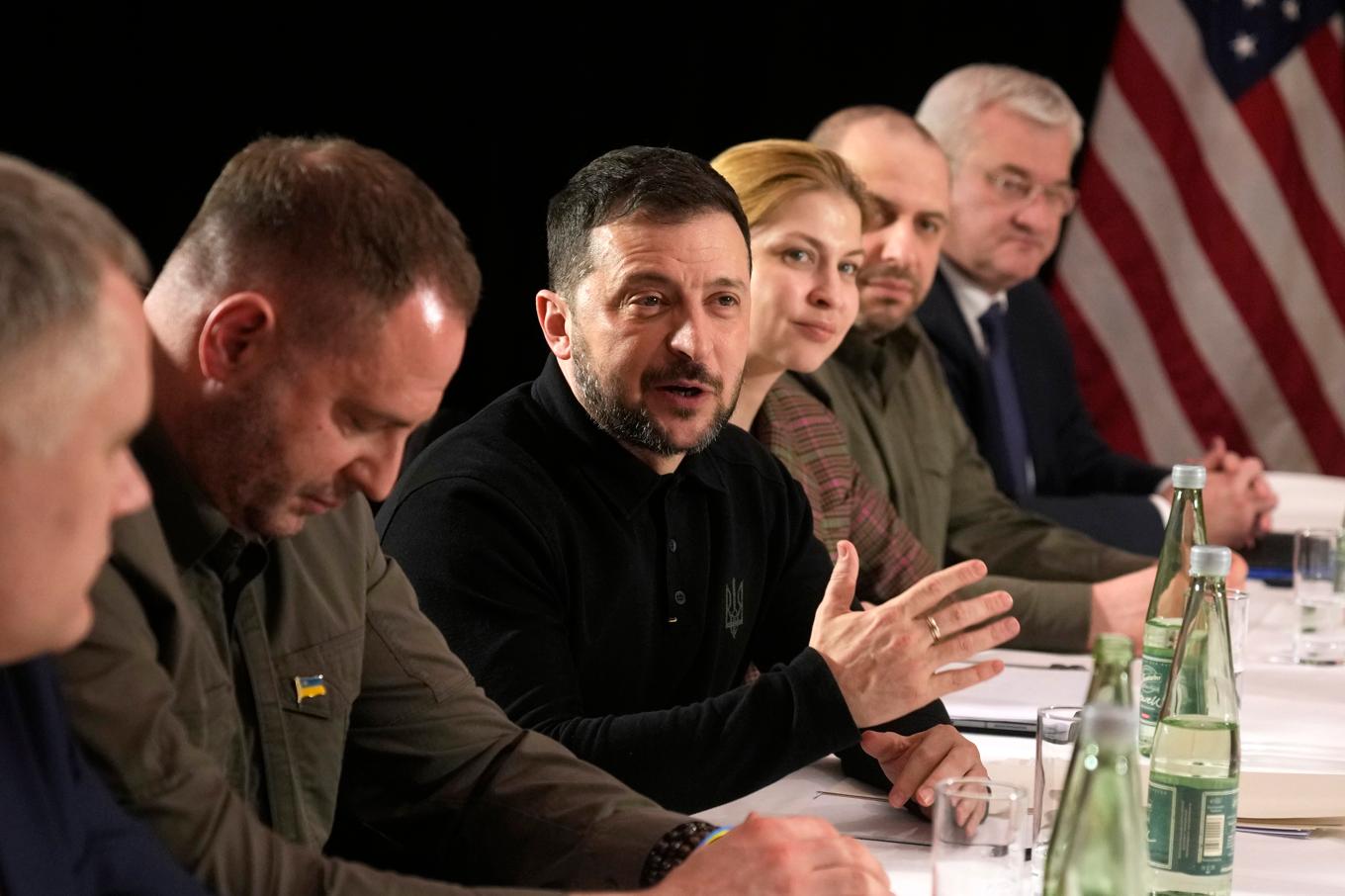 Ukrainas president Volodymyr Zelenskyj under ett bilateralt möte med USA:s vicepresident JD Vance i samband med säkerhetskonferensen i München på fredagen. Foto: Matthias Schrader/AP/TT