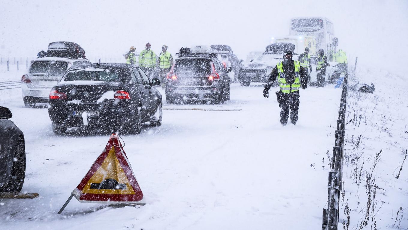 Ett stort antal bilar var involverade i krocken på E4 norr om Uppsala på lördagsförmiddagen. Foto: Utryckning Uppsala/TT