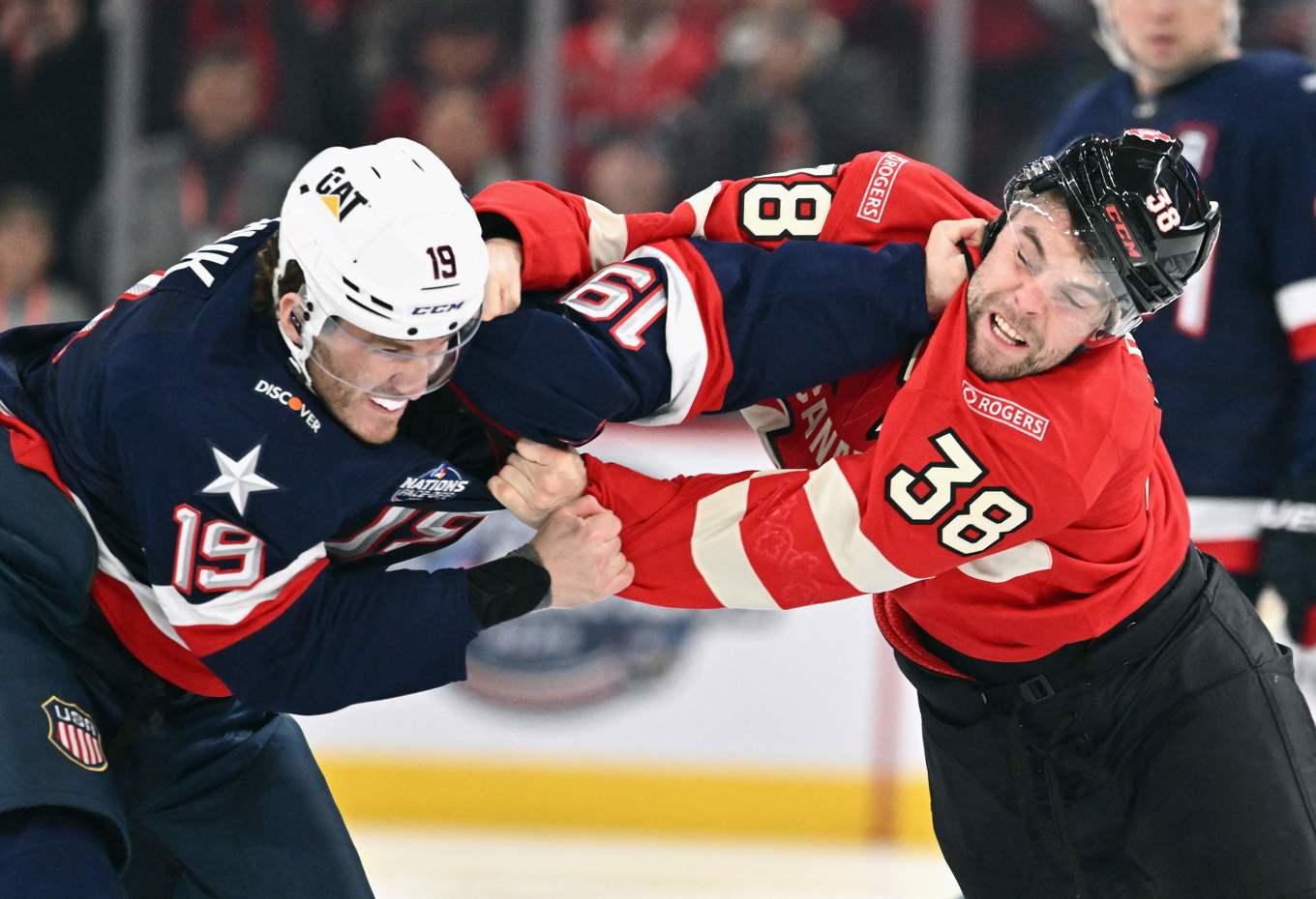 USA:s Matthew Tkachuk (19) och Kanadas Brandon Hagel i slagsmål direkt efter nedsläpp i rivalmötet. Foto: MINAS PANAGIOTAKIS/TT/Getty Images/AFP