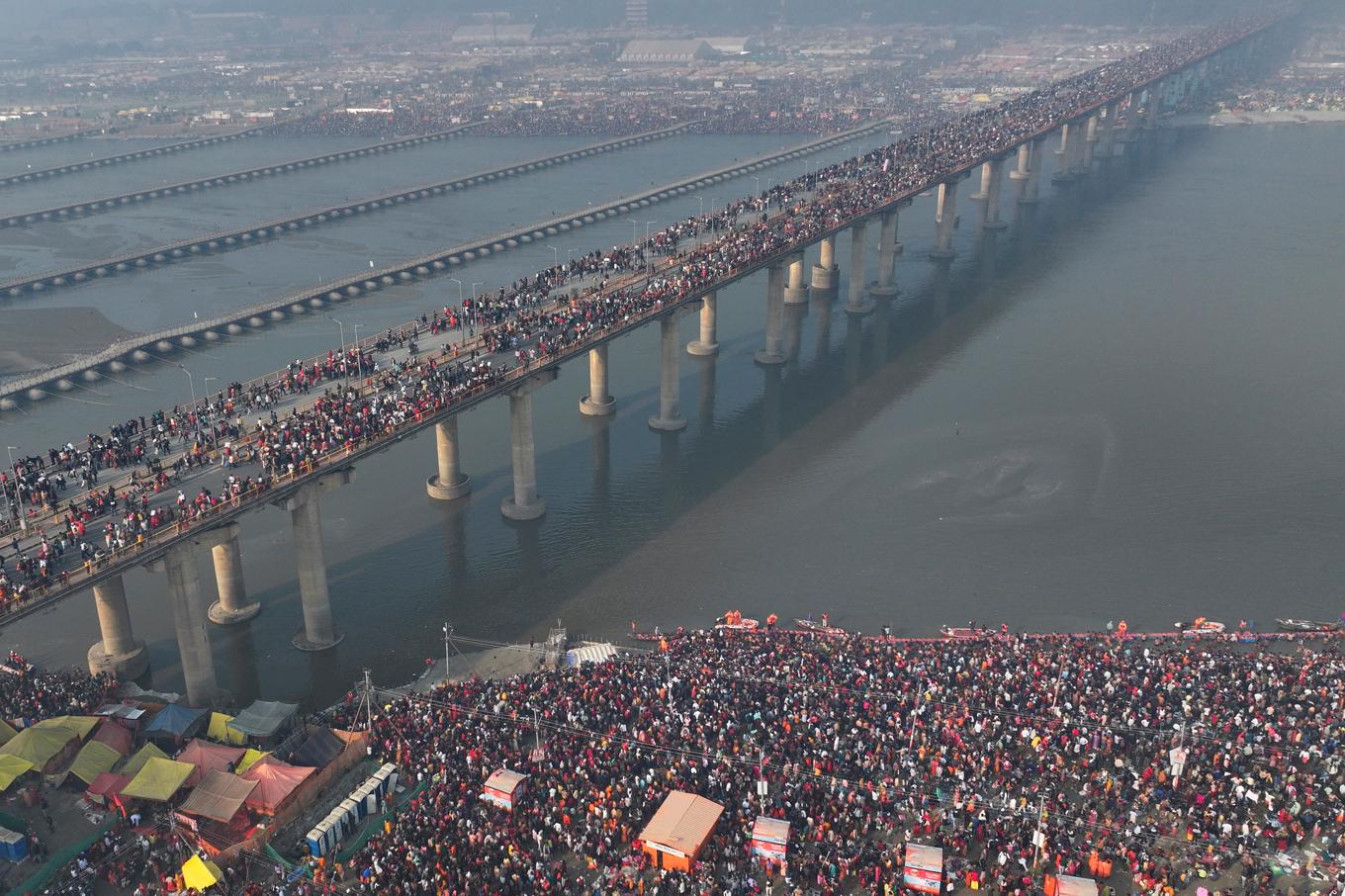 Firande så långt ögat kan nå. Här är folkmassor på väg mot Sangam, platsen där floderna Ganges, Yamuna och Saraswati går ihop. Foto: Rajesh Kumar Singh/AP/TT