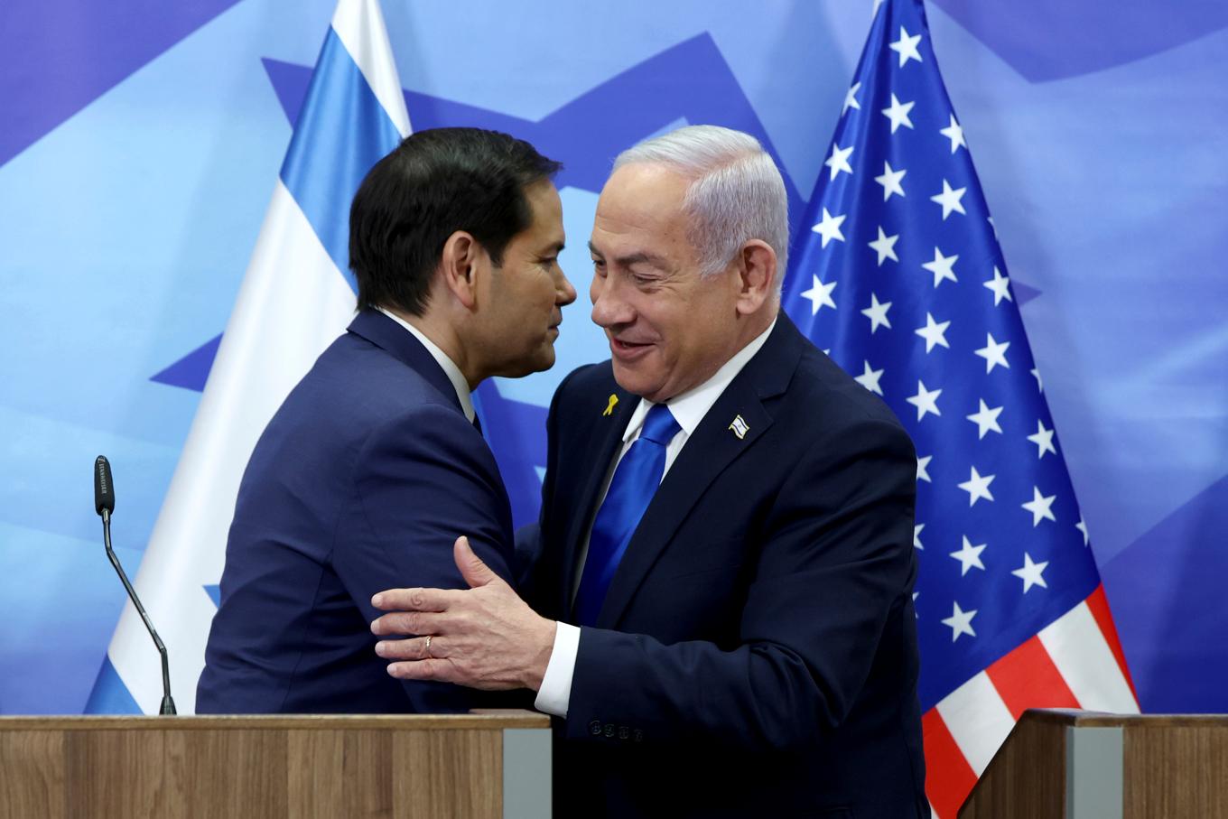 USA:s utrikesminister Marco Rubio omfamnar Israels premiärminister Benjamin Netanyahu vid söndagens gemensamma pressträff. Foto: Evelyn Hockstein/AP/TT