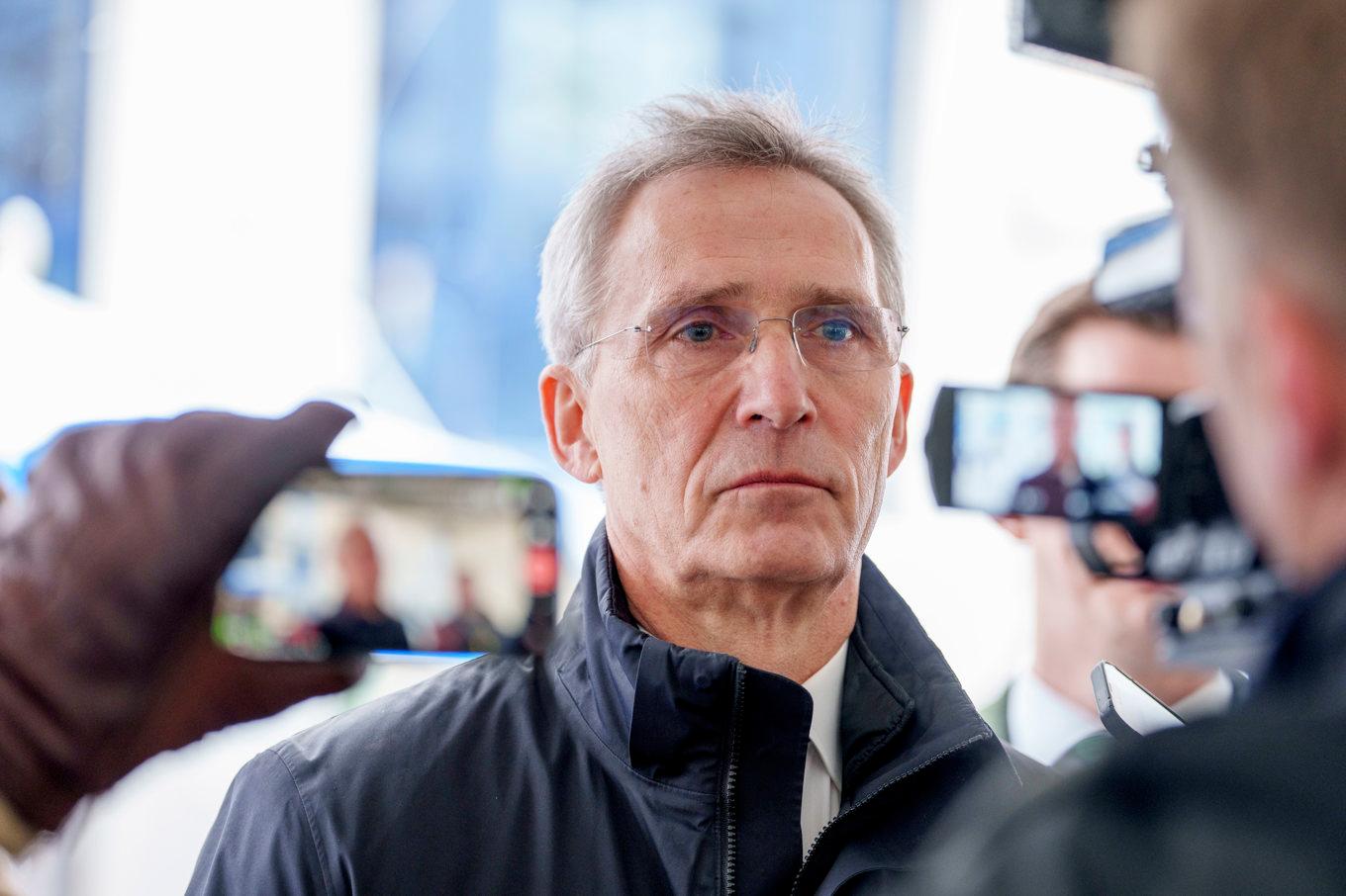 Norges finansminister Jens Stoltenberg möter pressen i München på söndagen. Han tillträdde sin tjänst så sent som den 4 februari. Foto: Javad Parsa/NTB/TT