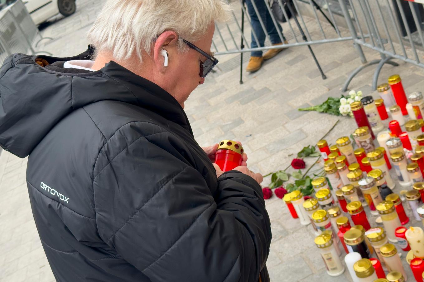 Blommor och ljus på den plats i Villach i Österrike där en 14-årig pojke knivhöggs till döds i helgen. Foto: Darko Bandic/AP/TT