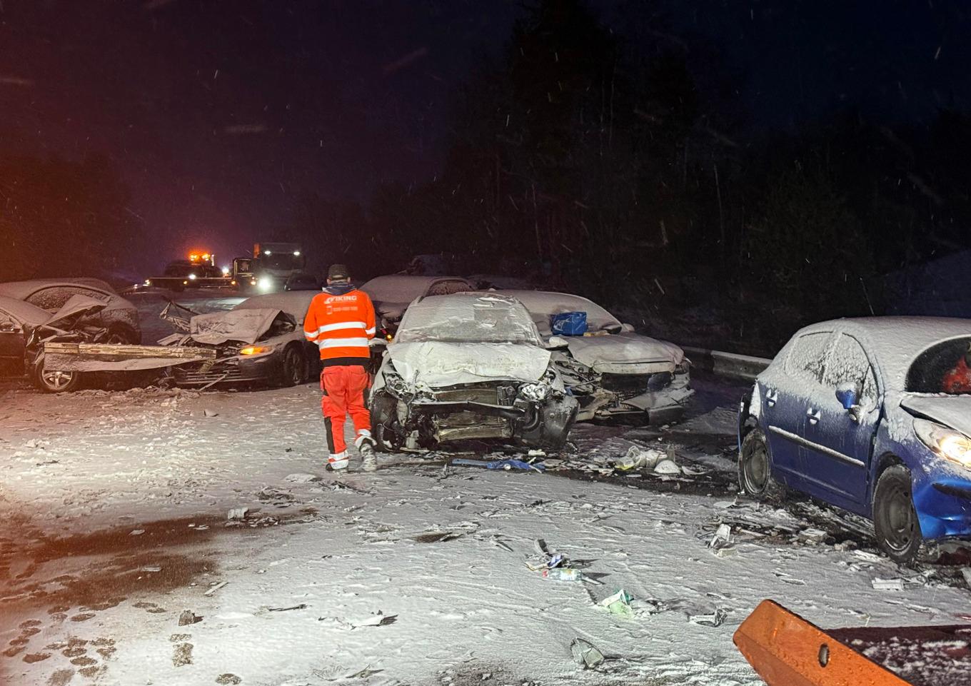 Uppsamling av krockade bilar efter masskrocken på E18. Foto: Utryckning Uppsala/TT