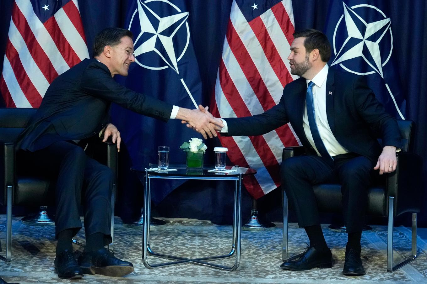 USA:s vicepresident JD Vance, till höger, skakar hand med Natos generalsekreterare Mark Rutte vid säkerhetskonferensen i München. Men den nya amerikanska administrationen har skakat om Nato rejält. Foto: Matthias Schrader/AP/TT