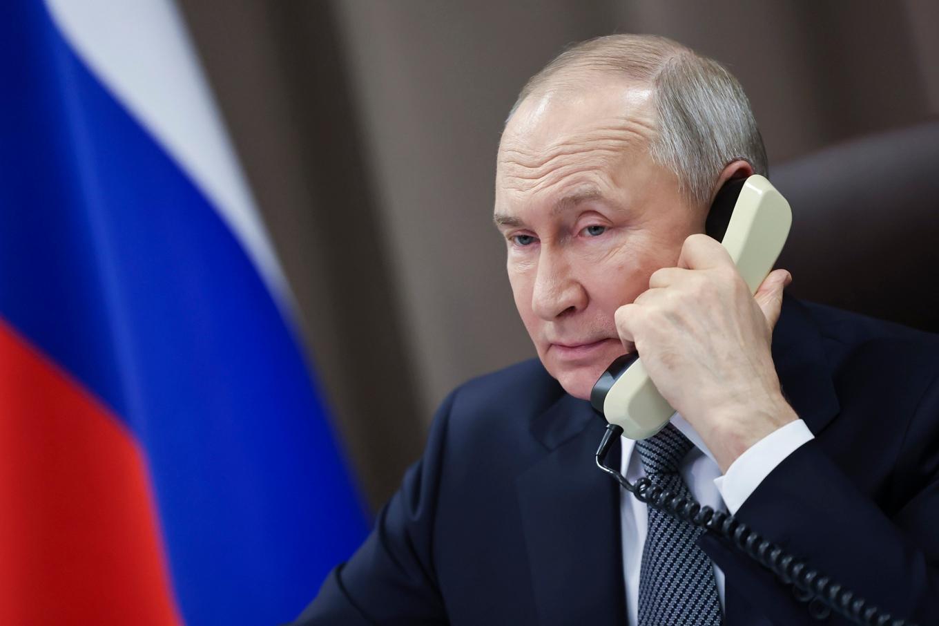 Rysskands president Vladimir Putin talade nyligen i telefon med USA:s dito Donald Trump. Arkivbild på ett telefonsamtal vid ett annat tillfälle. Foto: Alexander Kazakov/Kreml via AP/TT